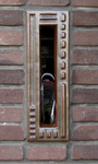 908405 Afbeelding van de staande geglazuurde keramieken brievenbus bij de voordeur van het pand Oudwijk 31 te Utrecht.